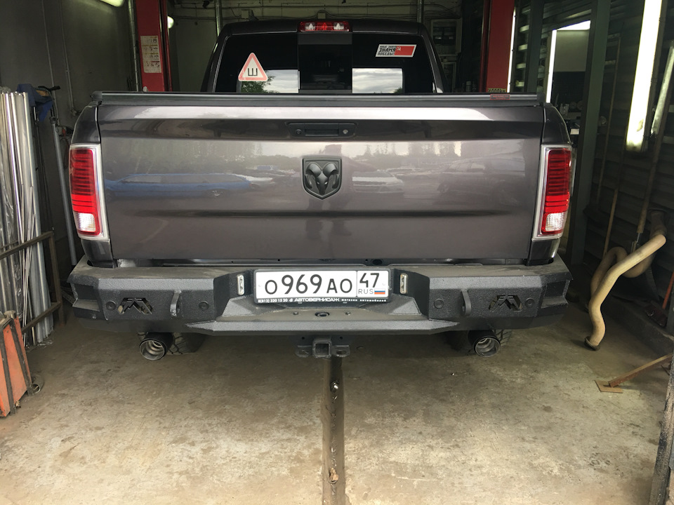 Dodge Ram 1500 сзади