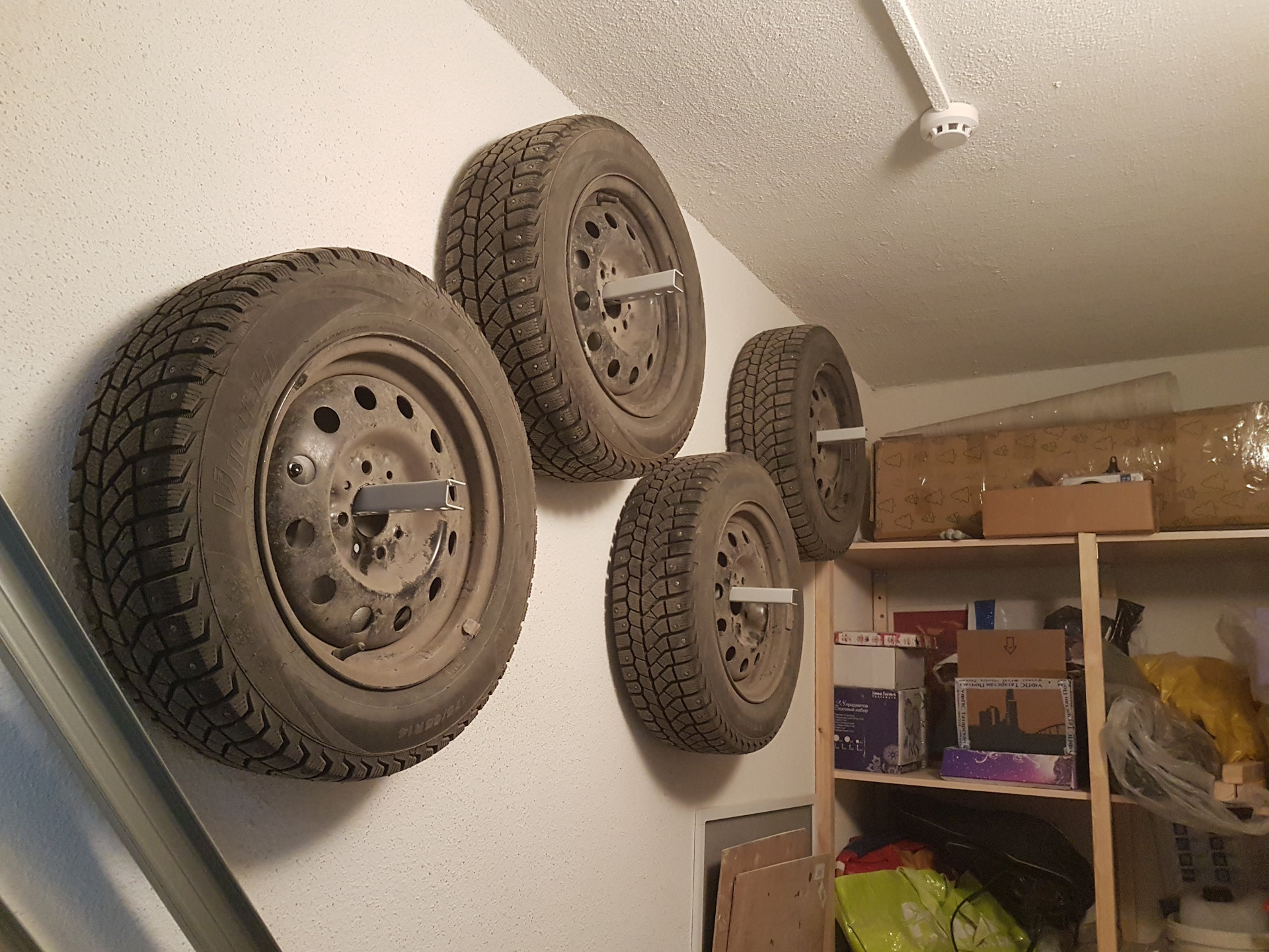 Храним колеса рф спб. Колеса в гараже. Колеса на стену в гараже. Крепление для колес в гараже. Крепление для колес на стену.