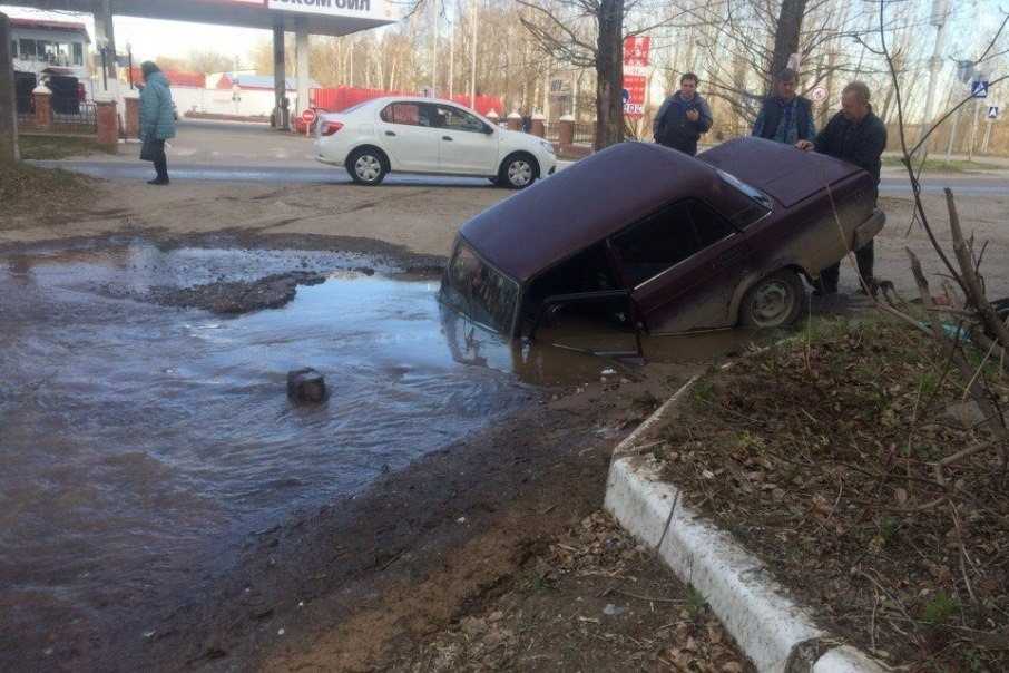 Машина в луже картинки