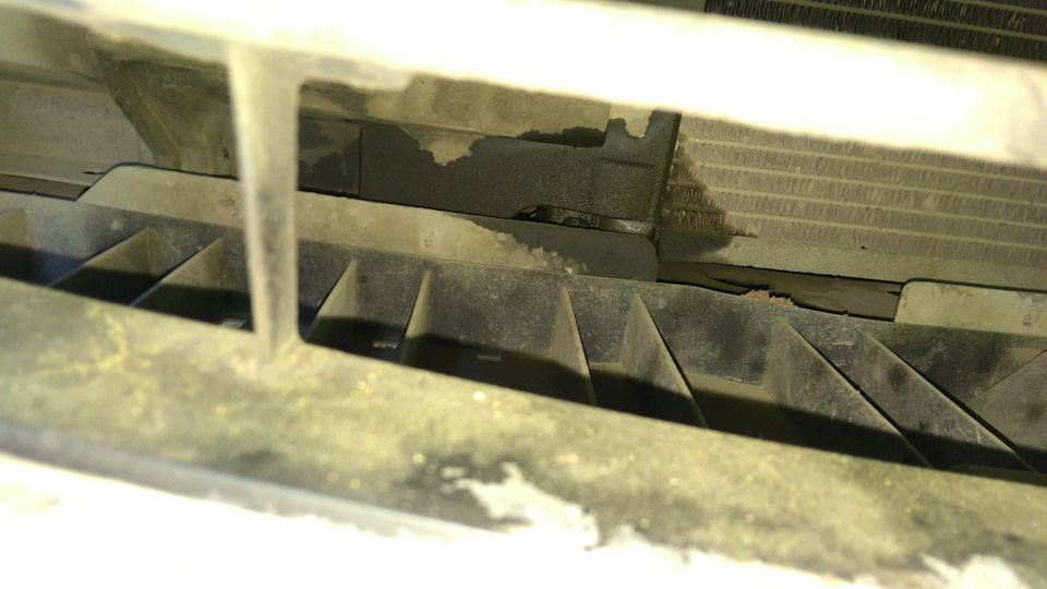 Течь радиатора кондиционера — Nissan Note (1G), 1,4 л., 2007 года ...