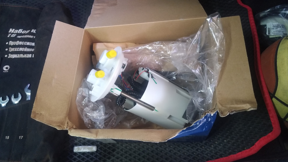 Смена топливного фильтра! — Toyota Avensis II, 1,8 л, 2007 года ...