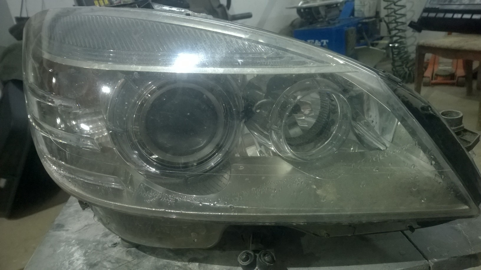 Ремонт фар в омске. Ремонт фар Мерседес w204. Фара Mercedes-Benz c-class w204 272947 2008. Запотевание фар Мерседес Бенц. Реставрация фары w204.