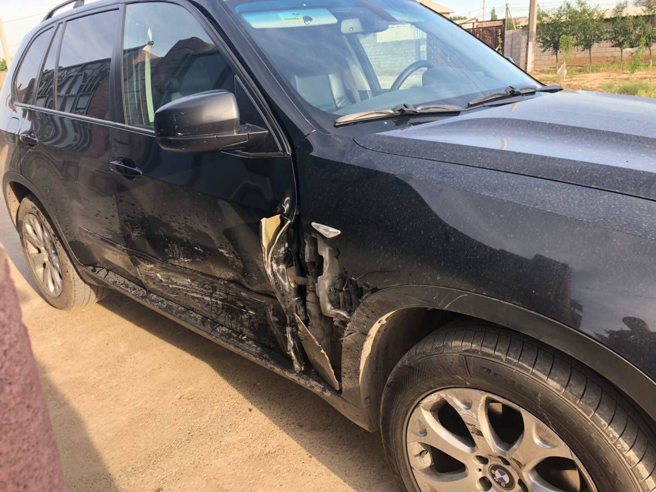 Битые машины. Самое приятное ауди помятая. Бмв х5 крыло помяли. Дверь. Ауди помятая.