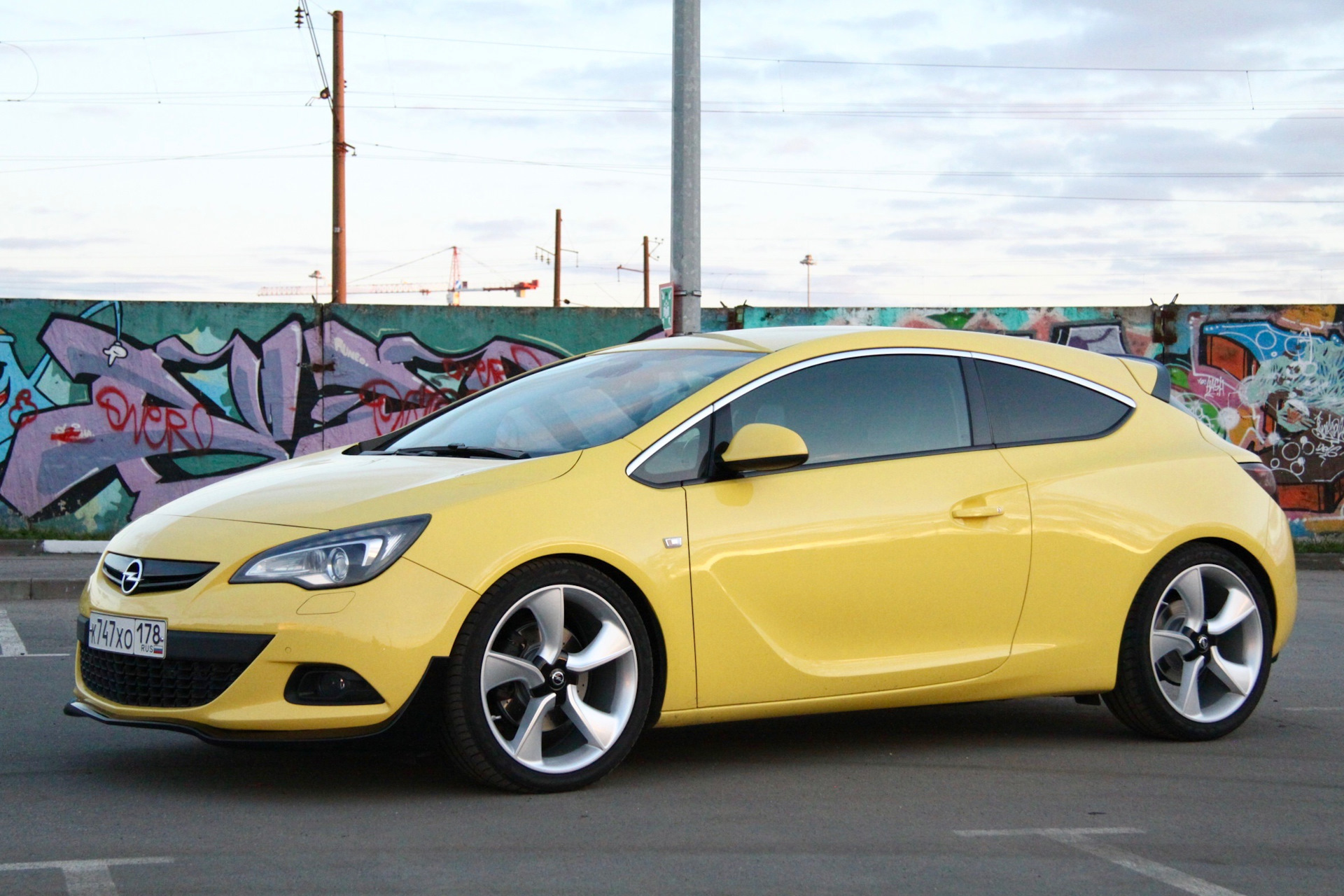 Opel 20. Opel Astra GTC. Opel Astra GTC 2012. Opel Astra GTC r20. Opel Astra GTC 2012 желтый.