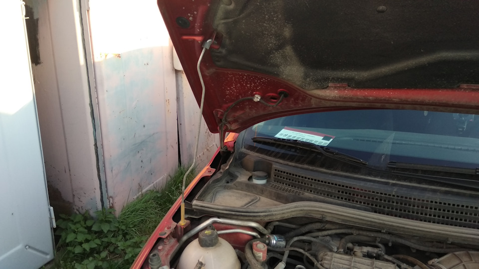 Поставил газовый упор капота. — Lada Vesta (1G), 1,6 л, 2016 года ...
