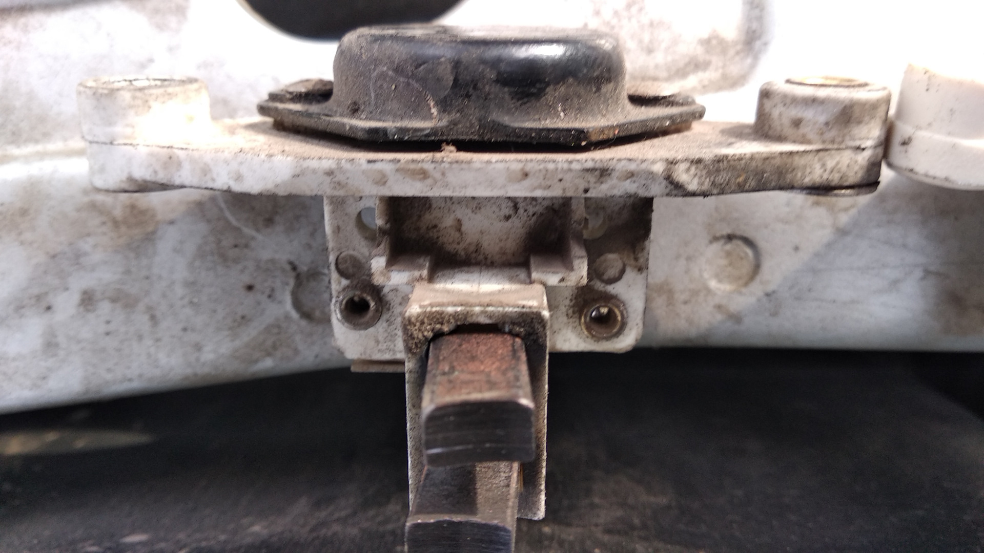 Замена регулятора напряжения в генераторе — Ford Scorpio I, 2 л., 1991 ...