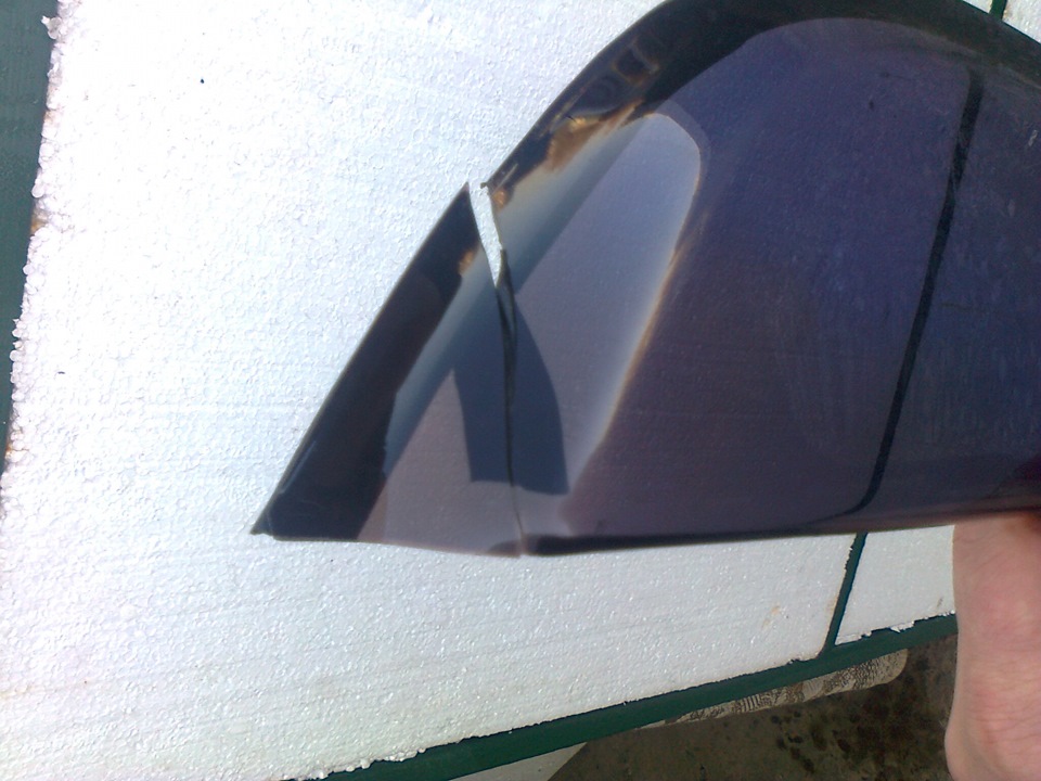 Установка спойлера на зм скотч. Как установить обтекатели тонлинкер. Приклеить спойлер на стекольный герметик. Герметик для приклеивания спойлера на авто. Как склеить спойлер ваз 2110.