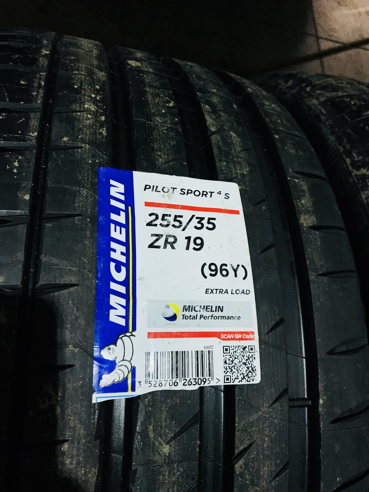 Резина michelin pilot sport 4 s. Мишлен шины износа индикатор пилот спорт. Michelin Pilot Sport 4 допустимое давление. Мишлен пилот спорт 4 что значит буква s. Как распознать подделку резины Мишлен пилот спорт 4s.