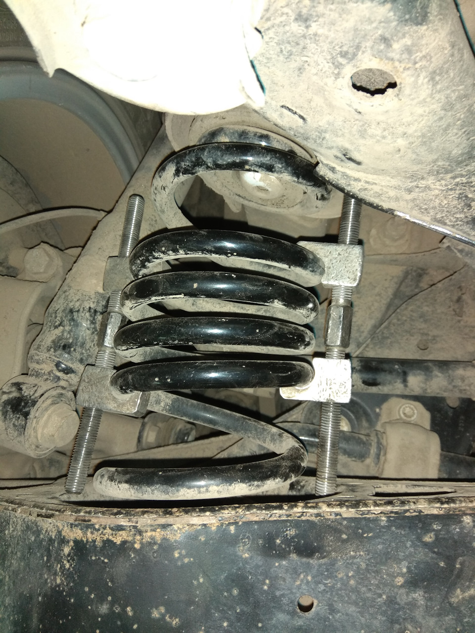 сжимаем пружину, предварительно подняв авто на домкрате — Volkswagen Passat Alltrack (B7)