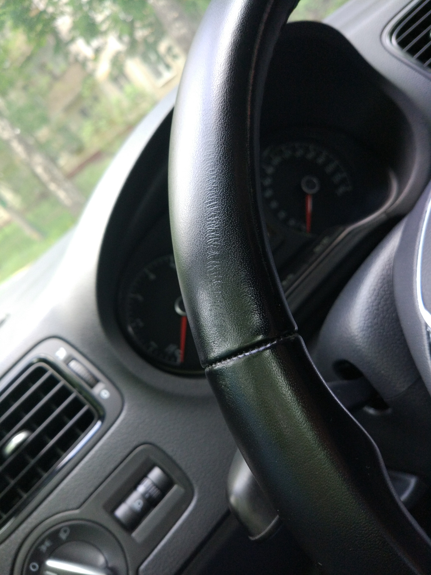 Ремонт руля жидкой кожей. — Volkswagen Polo Sedan, 1,6 л, 2017 года ...