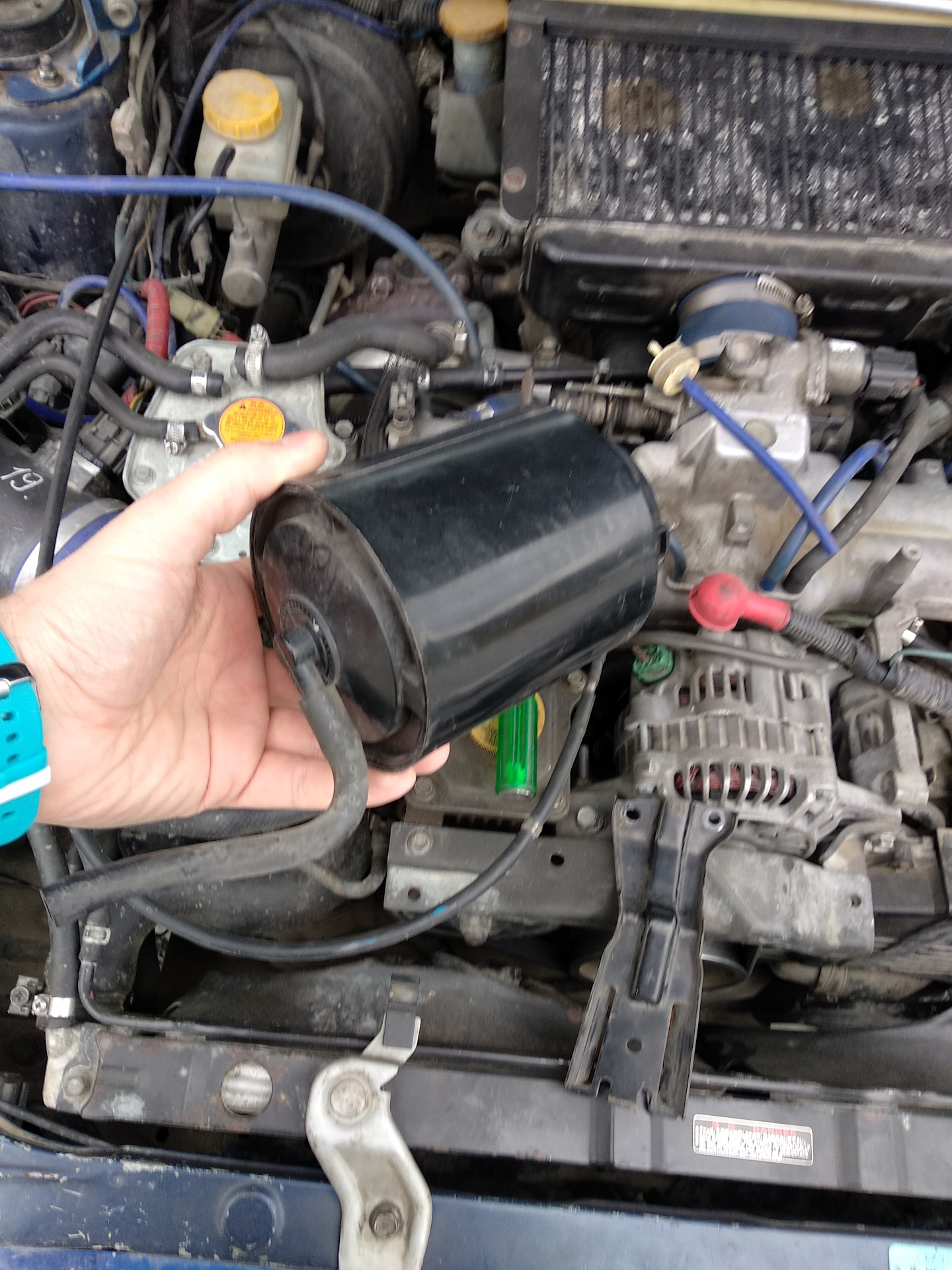 ваз 2114 пахнет бензином. запах бензина под капотом приора области генератора. авто под капотом. кия спортейдж 4 подкапотка. запах под капотом.