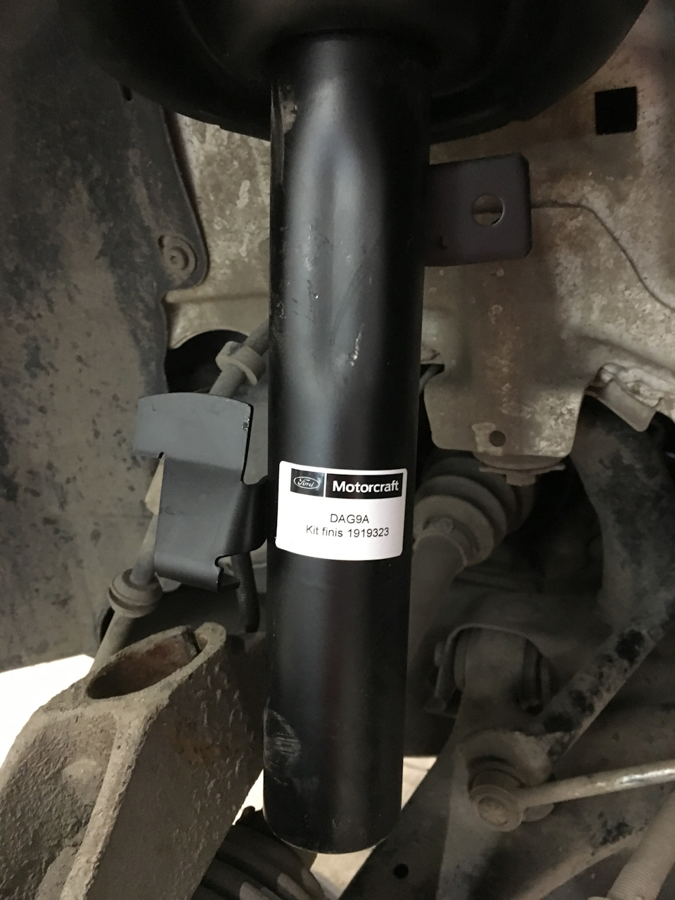 Передние амортизаторы — Ford Focus Hatchback II, 1,6 л, 2006 года ...