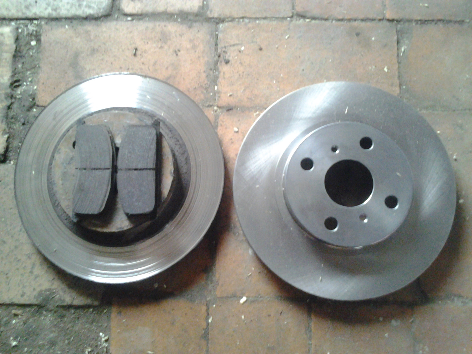 3. Замена дисков и колодок приора. Сталь тормозных дисков. Сталь тормозных дисков. Центровочные кольца в тормозной диск.