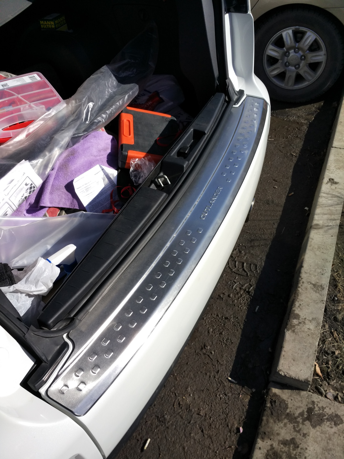 Установка дефлектора капота и фар, ветровиков и накладка на откидной ...