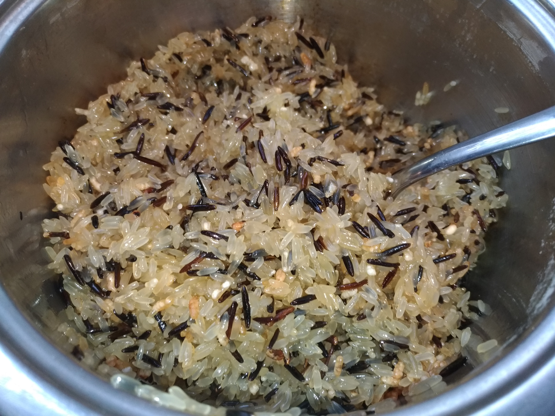 Цицания дикий рис. Сварить дикий рис. Сколько варить дикую. Утка в кастрюле. Бурый рис после варки.