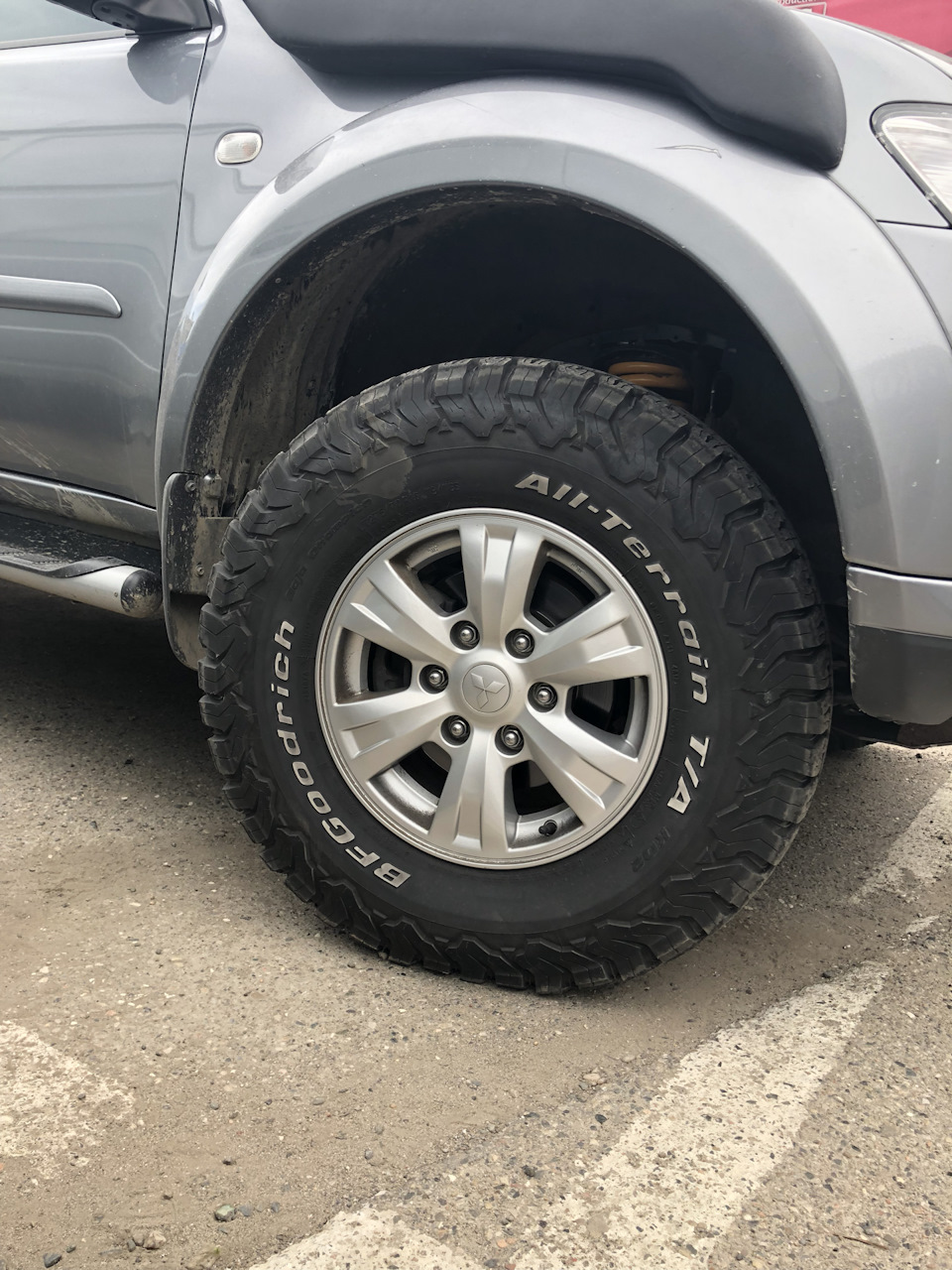 Резина на mitsubishi. Колеса на Mitsubishi l200. L200 BFGOODRICH. Резина на Митсубиси л200 АТ. БФ гудрич на л 200.