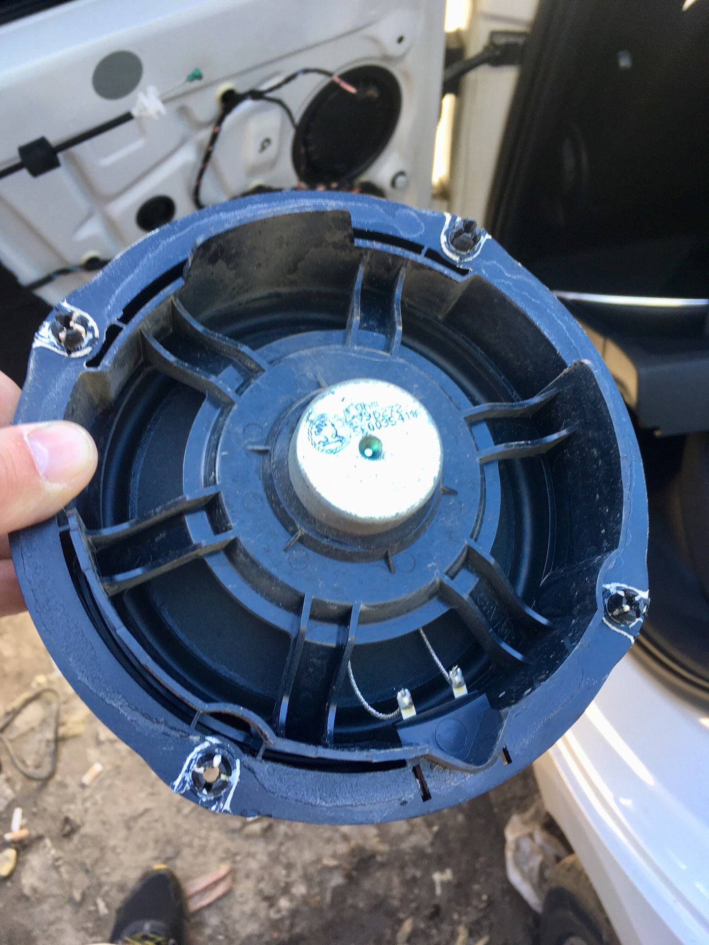 Задние динамики skoda. Задние динамики skoda. Динамики шкода рапид 2020. Колонки шкода рапид 2021 передние разъёмы. Задние динамики skoda.