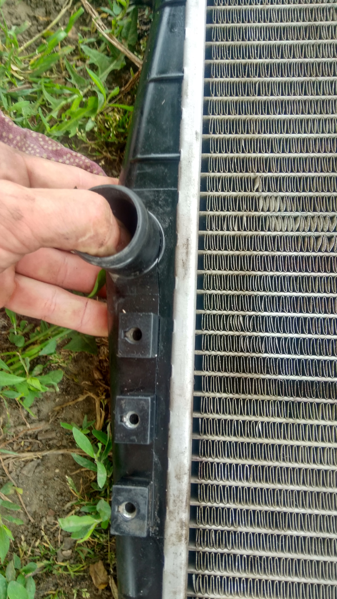 Подтекает радиатор. Заглушка радиатора пежо 206. Радиатор потек в машине. Радиатор лада гранта потеки. Потёк радиатор охлаждения.