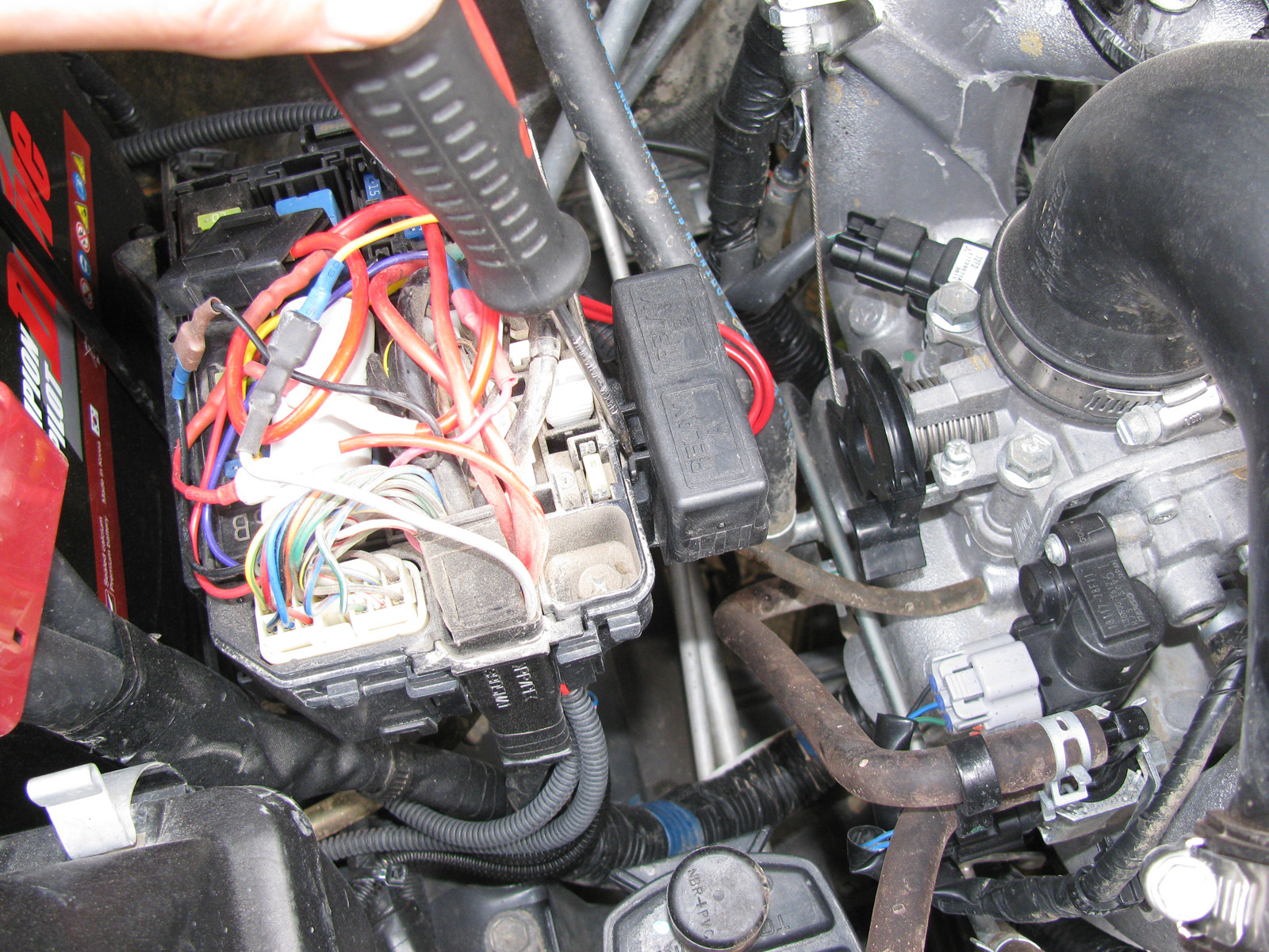 Зажигание эскудо. Реле кондиционера Suzuki Jimny. Блок реле Сузуки Джимни. Реле вентилятора кондиционера Suzuki Jimny. Suzuki Jimny вакуумные шланги топливной системы.