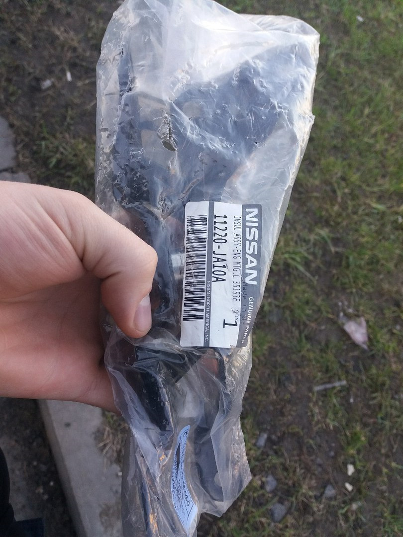 Подушечка 11220-JA10A — Nissan Teana (J32). Запчасти на фото: 11220JA10A