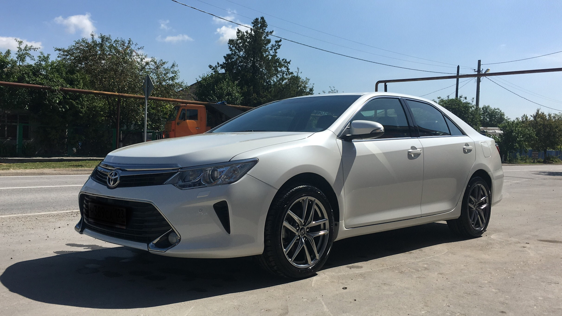 Toyota Camry 55 белый перламутр