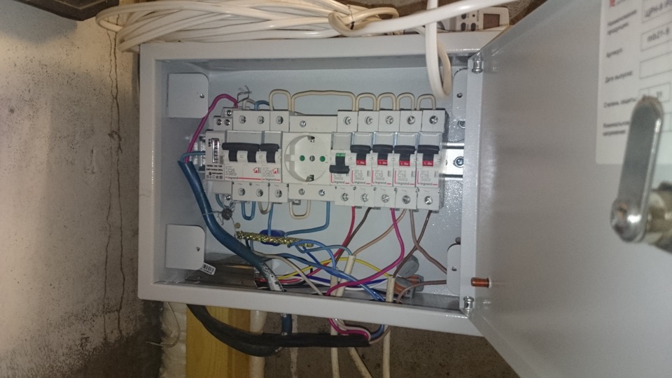 Делаю из гаража ГАРАЖ — Часть 10 — Щиток и продолжаем утепляться ...