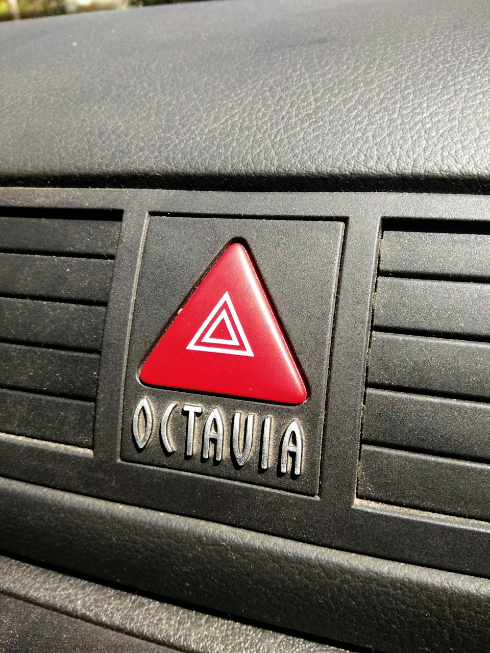 Сволочь… Кнопка аварийки — Skoda Octavia A4 Mk1, 1,6 л, 2006 года ...