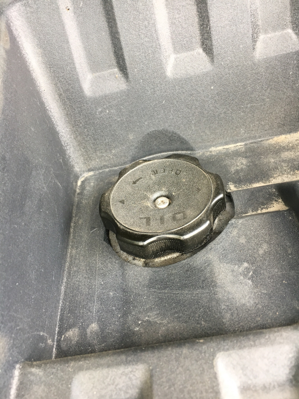 Течь прокладки крышки маслозаливной горловины или деталь 710 ...