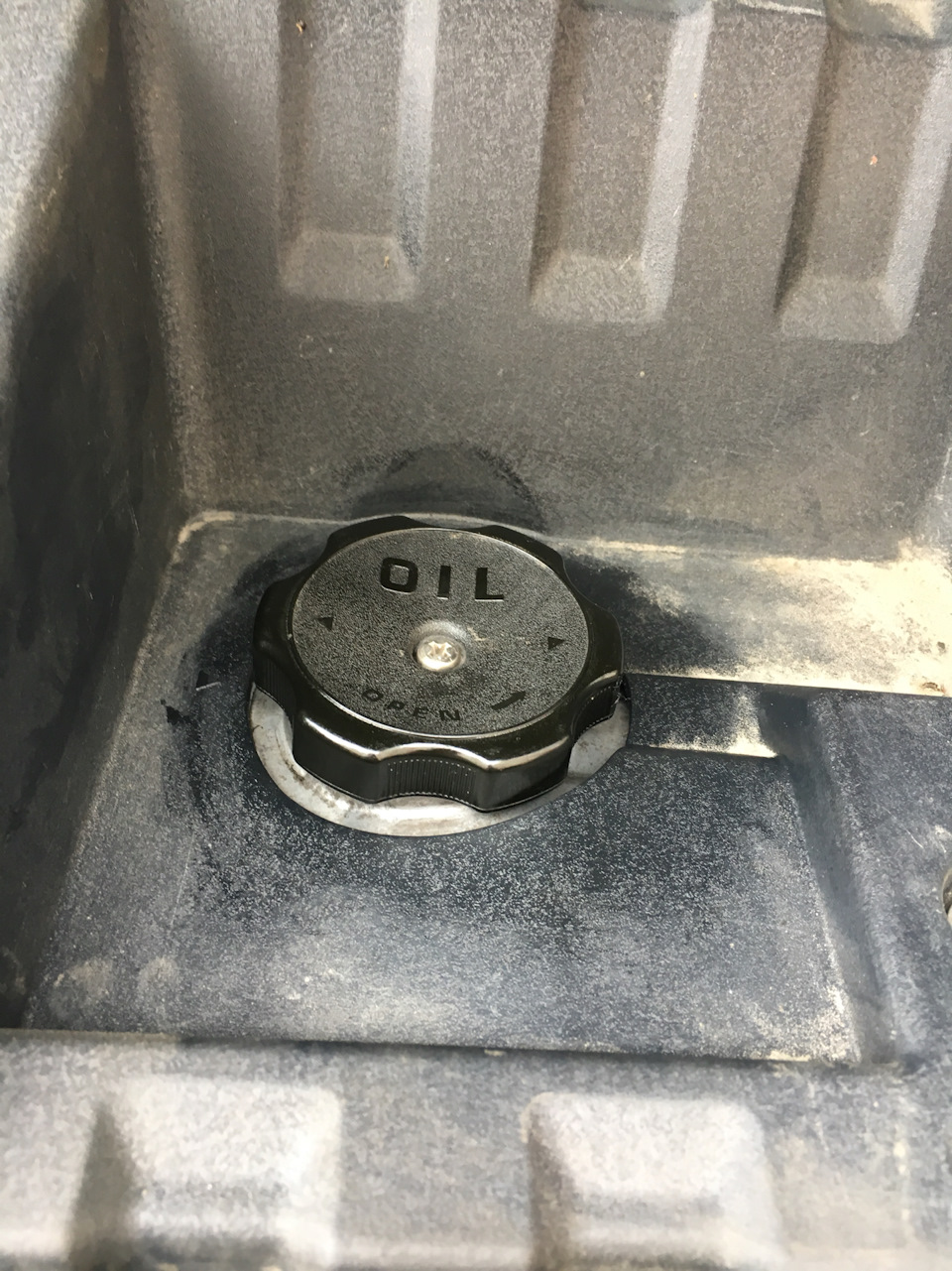 Течь прокладки крышки маслозаливной горловины или деталь 710 ...