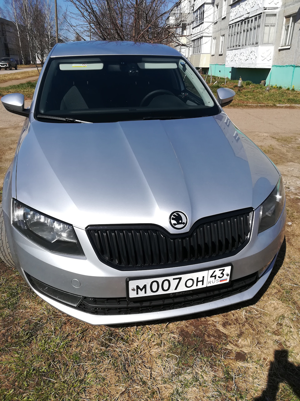 Покраска эмблемы и вставок в бампер — Skoda Octavia A7 Mk3, 1,4 л, 2013  года | тюнинг | DRIVE2