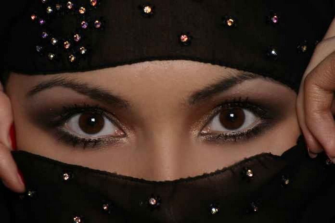 Глаза арабской женщины в черном