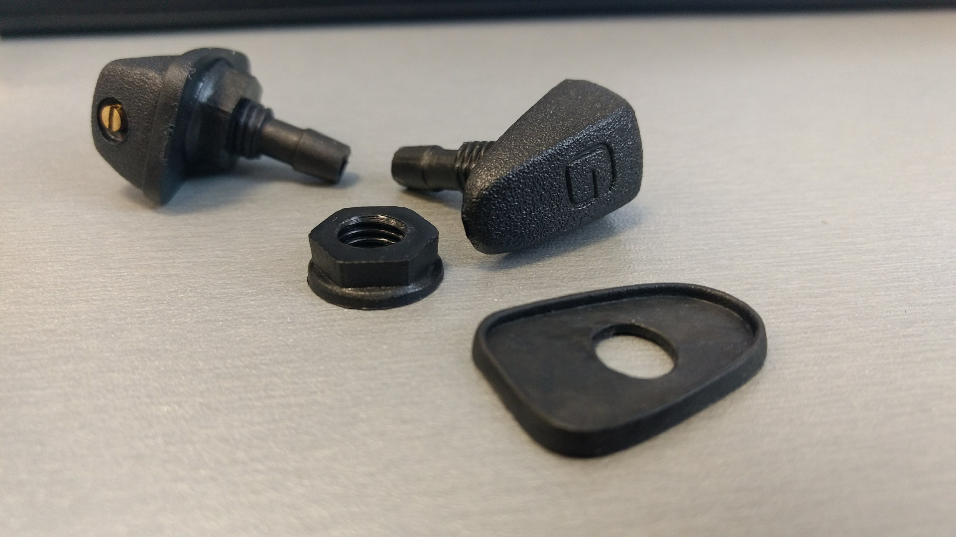 Форсунка омывателя стекла паджеро спорт 4. Паджеро веерные форсунки. Форсунка омывателя лобового стекла паджеро 4. Веерные форсунки омывателя лобового стекла lancer 9. Паджеро веерные форсунки.