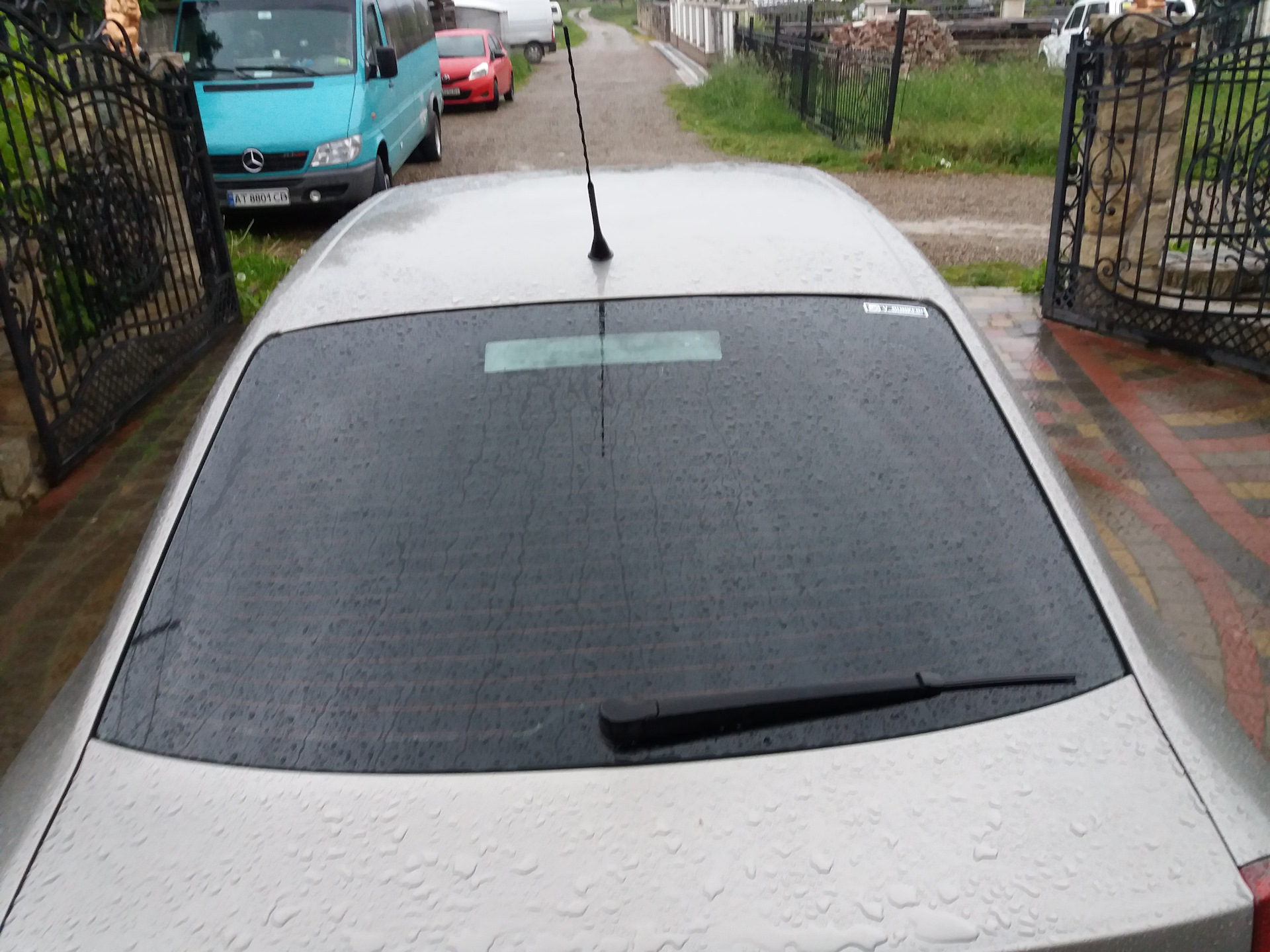 Тонировка в круг + черные стойки между окнами — Skoda Octavia A5 Mk2, 1 ...