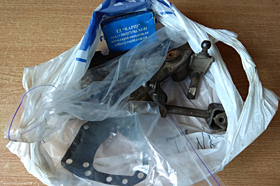 Дэу нексия как снять механизм переключения передач. 6fa08404k290 960. Дэу нексия как снять механизм переключения передач фото. Дэу нексия как снять механизм переключения передач-6fa08404k290 960. картинка Дэу нексия как снять механизм переключения передач. картинка 6fa08404k290 960. На протяжении всего времени с покупки, иногда приходилось пользоваться двойным выжимом сцепления, ибо то 1-я, то 2-я передача не втыкалась, к тому же появился дребезг отдающий в рычаг КПП. Этот дребезг появлялся на нейтрале при газе на 2500 оборотах и особенно на 2-й и 4-й передаче. Пропадает, если положишь руку на рычаг кпп, немного отводя его в сторону включения передачи. Все это жутко бесило, особенно когда нужно резко ускориться со светофора.Открыл мануал, и стал разбираться. Выяснилось, что в ее устройство входит куча пластиковых элементов, которые постепенно изнашиваются и так же изнашивается металлический штифт соединения вилки кулисы с вилкой механизма переключения передач, да и сама вилка может постепенно набрать выработку.В экзисте заказал:General Motors 90129204 Сальник тяги коробки передач 1 шт. — 56 р.General Motors94530002 Кольцо стопорное 2 шт. — 66 р.General Motors94535807 Фиксатор вилки механизма переключения передач 1 шт. — 51 р.General Motors94535807 Фиксатор вилки механизма переключения передач 1 шт. — 51 р.General Motors 94580787 Рычаг механизма выбора передач 1 шт. — 619 р.General Motors 96182212 Болт с двухгранной головкой 1 шт. — 161 р.General Motors96298951 Прокладка механизма коробки передач 1 шт. — 297 р.General MotorsS39 100 01 Втулка тяги коробки передач 2 шт. 616 р.