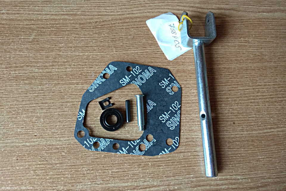 Дэу нексия как снять механизм переключения передач. 6fa08g4k549 960. Дэу нексия как снять механизм переключения передач фото. Дэу нексия как снять механизм переключения передач-6fa08g4k549 960. картинка Дэу нексия как снять механизм переключения передач. картинка 6fa08g4k549 960. На протяжении всего времени с покупки, иногда приходилось пользоваться двойным выжимом сцепления, ибо то 1-я, то 2-я передача не втыкалась, к тому же появился дребезг отдающий в рычаг КПП. Этот дребезг появлялся на нейтрале при газе на 2500 оборотах и особенно на 2-й и 4-й передаче. Пропадает, если положишь руку на рычаг кпп, немного отводя его в сторону включения передачи. Все это жутко бесило, особенно когда нужно резко ускориться со светофора.Открыл мануал, и стал разбираться. Выяснилось, что в ее устройство входит куча пластиковых элементов, которые постепенно изнашиваются и так же изнашивается металлический штифт соединения вилки кулисы с вилкой механизма переключения передач, да и сама вилка может постепенно набрать выработку.В экзисте заказал:General Motors 90129204 Сальник тяги коробки передач 1 шт. — 56 р.General Motors94530002 Кольцо стопорное 2 шт. — 66 р.General Motors94535807 Фиксатор вилки механизма переключения передач 1 шт. — 51 р.General Motors94535807 Фиксатор вилки механизма переключения передач 1 шт. — 51 р.General Motors 94580787 Рычаг механизма выбора передач 1 шт. — 619 р.General Motors 96182212 Болт с двухгранной головкой 1 шт. — 161 р.General Motors96298951 Прокладка механизма коробки передач 1 шт. — 297 р.General MotorsS39 100 01 Втулка тяги коробки передач 2 шт. 616 р.