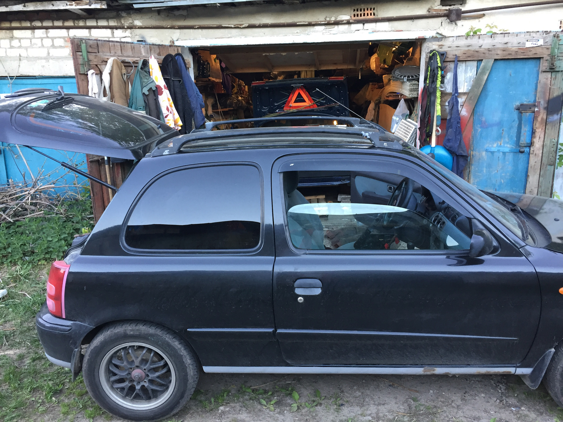 Марч багажник. Nissan Micra k11 багажник. Nissan March k11 багажник. Nissan Micra k11 арки. Рейлинги на Ниссан Марч к11.