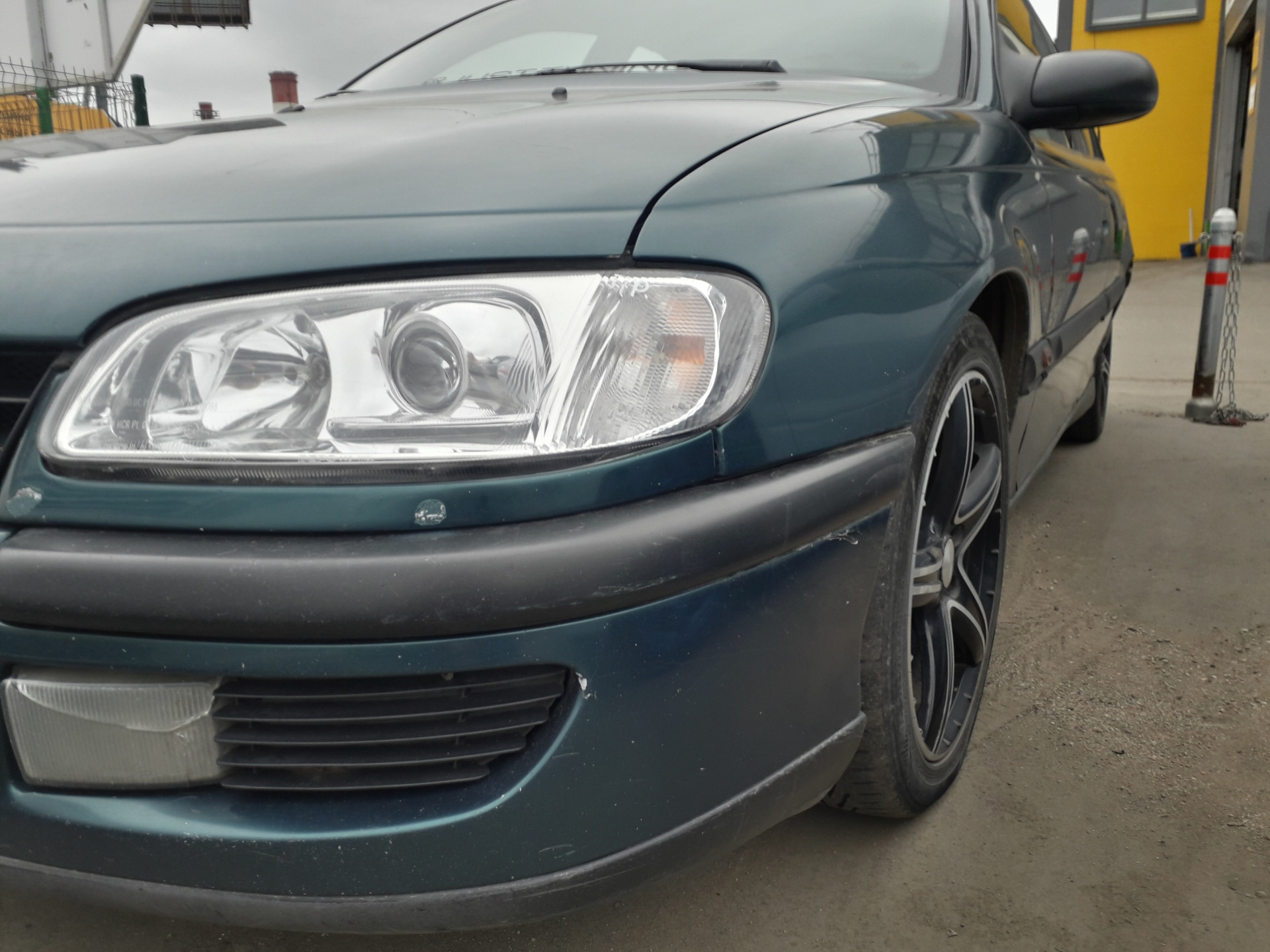 Фару омега. Противотуманки Opel Omega b. Фары на Opel Omega b 2 1994. Фары Опель Омега б. Опель Омега ксенон.