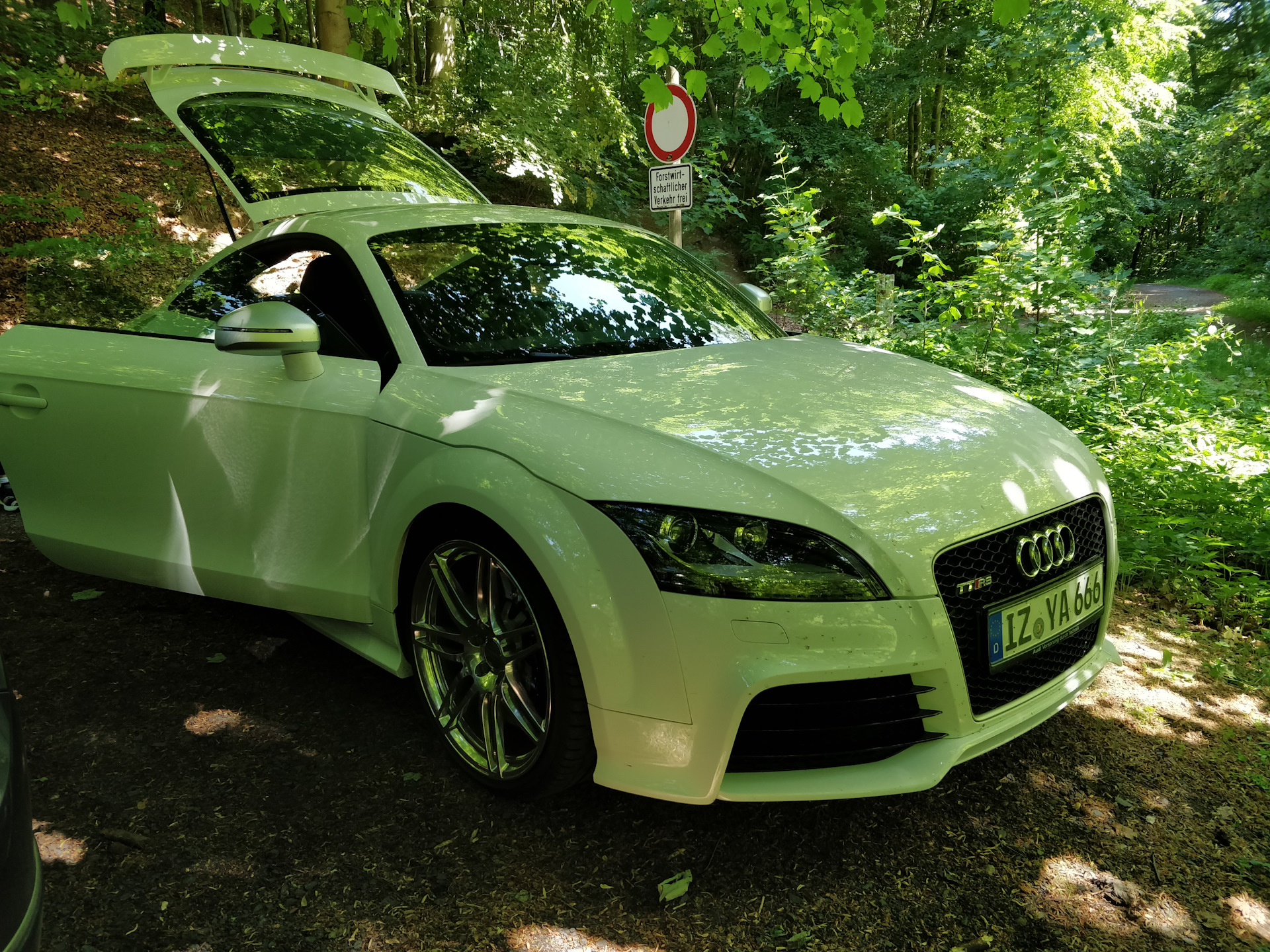 Audi km. Audi TT RS 2011. Audi TT 8j. Ауди ТТ 2008 желтая. Audi TT RS 1.