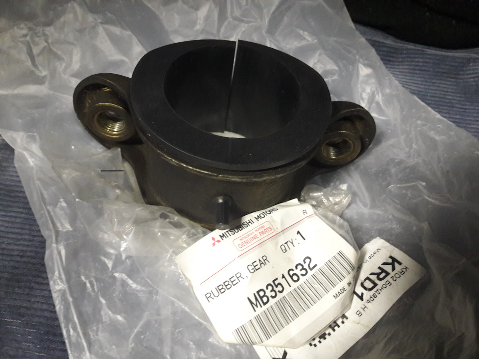 Подушка рейки сразу новая. — Mitsubishi Delica (L400). Запчасти на фото: MB351632