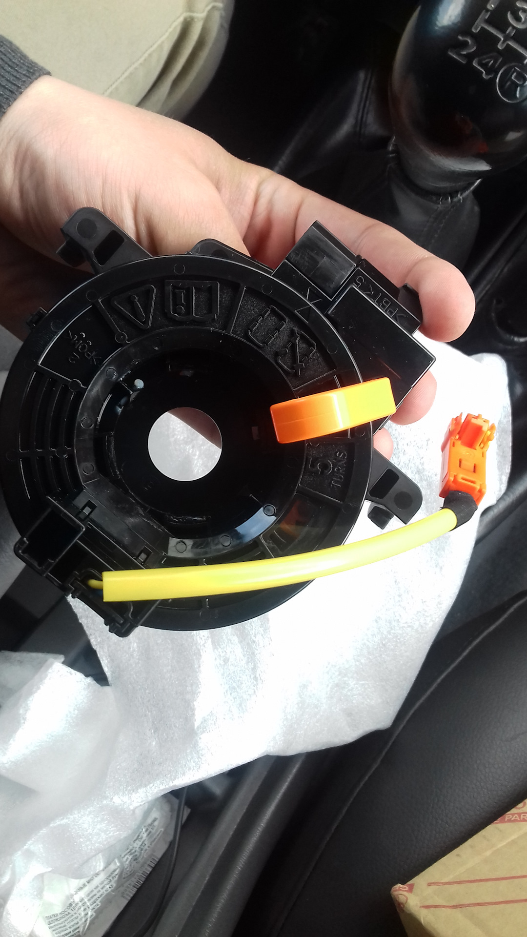 Подрулевой шлейф тойота хайлюкс. Как поставить подрулевой шлейф. Как поставить подрулевой шлейф. Шлейф руля toyota prius 30. Как поставить подрулевой шлейф.