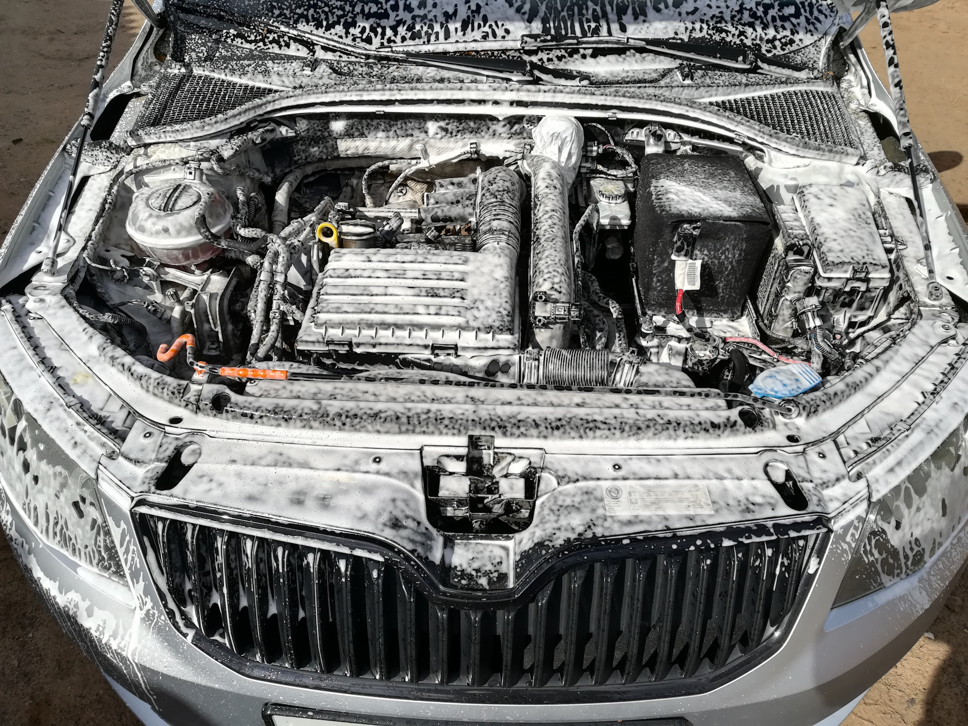 Как помыть подкапотное. Kodiaq 1.4 tsi подкапотное пространство. проводка подкапотного пространства skoda fabia 2. шкода кодиак 2.0 tsi подкапотное пространство фото.
