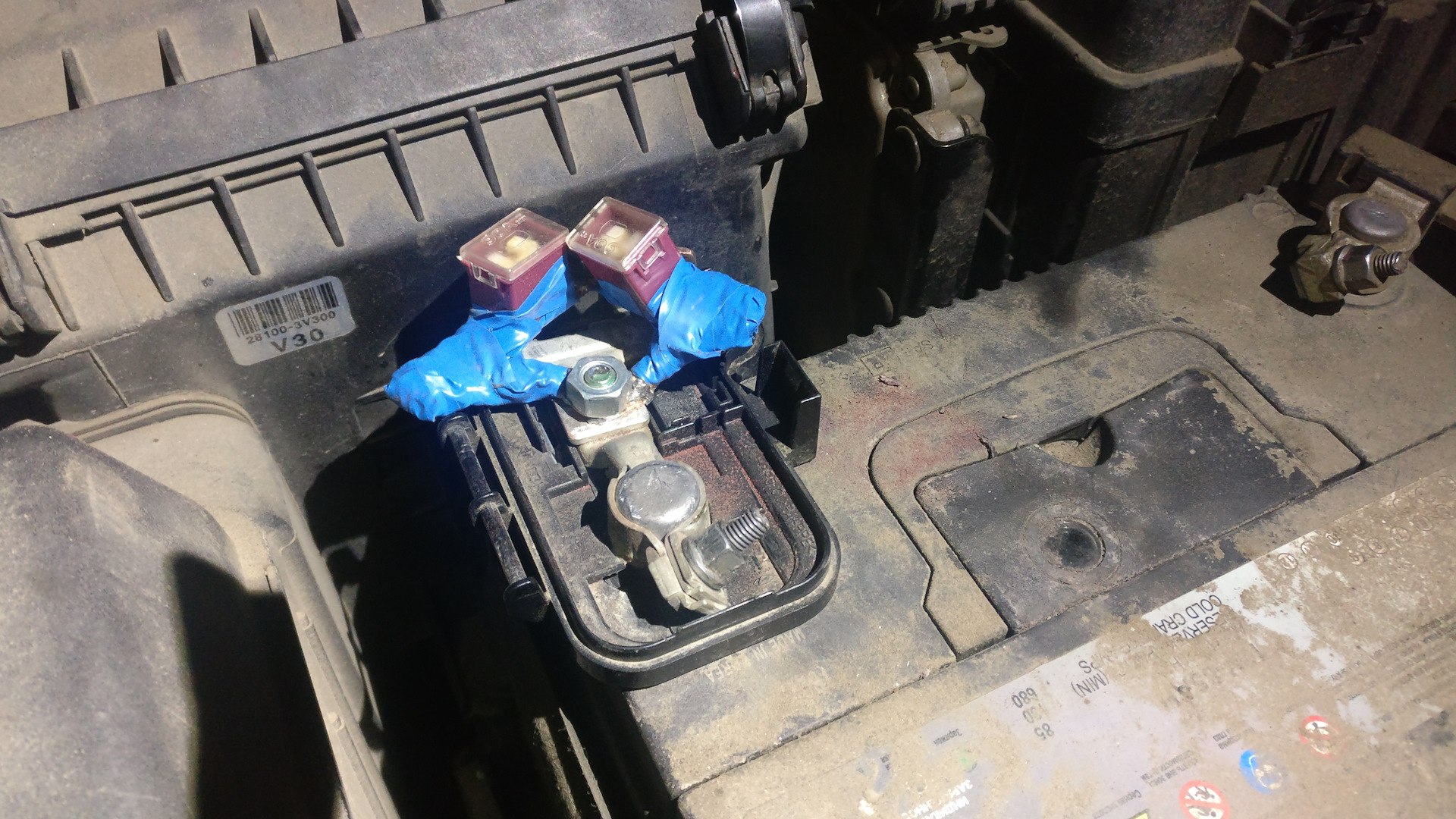 Предохранитель плюсовой клеммы ч.2 - Nissan Cefiro (A33), 2 л, 2001 года электро