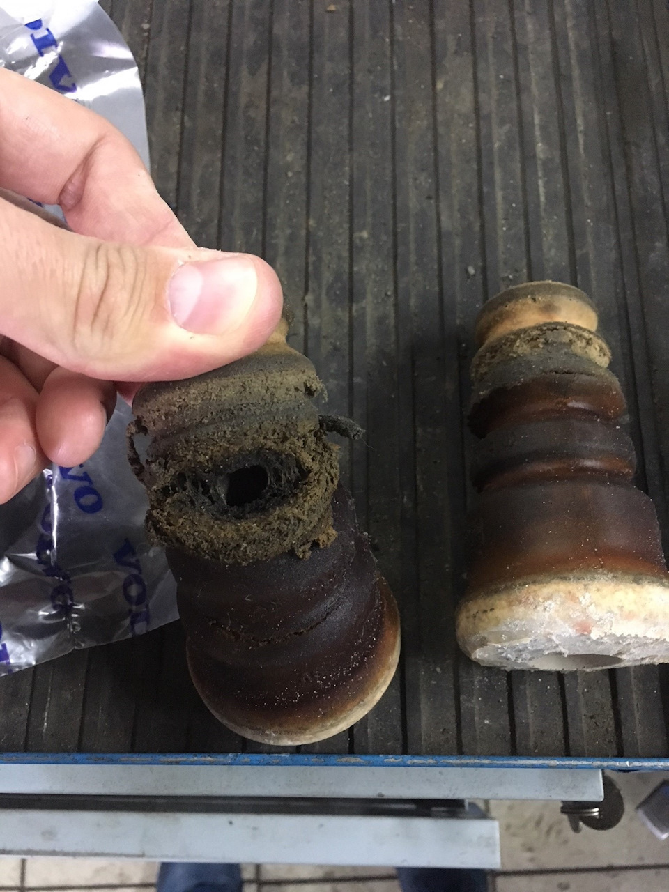 Замена отбойников задних амортизаторов — Volvo S40 (2G), 2,4 л, 2007 ...