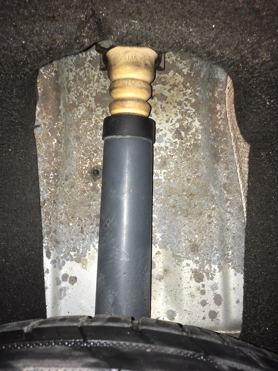 Замена отбойников задних амортизаторов — Volvo S40 (2G), 2,4 л, 2007 ...