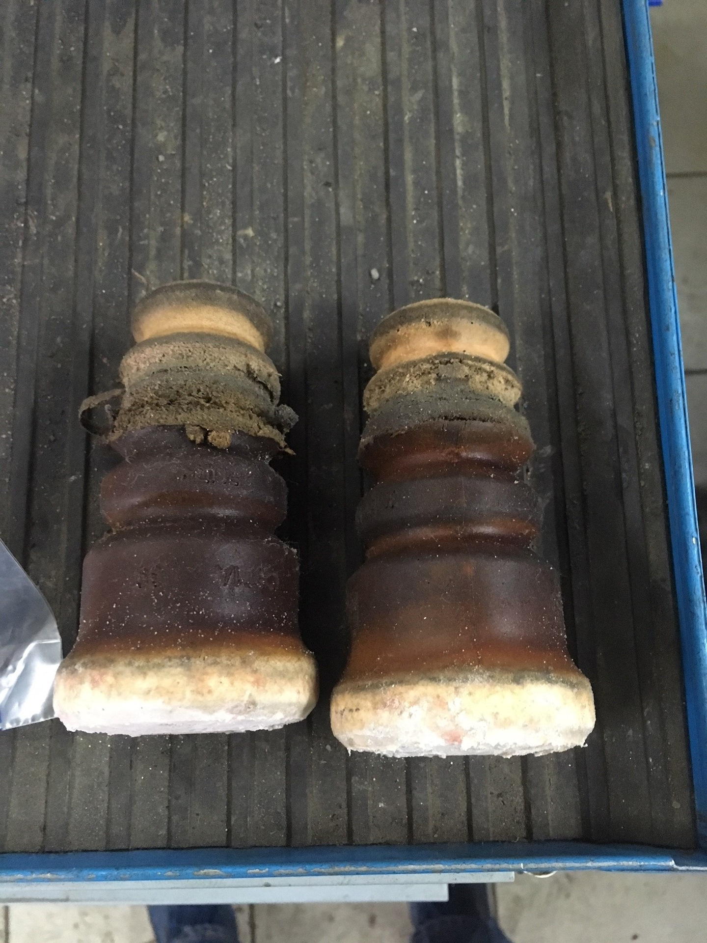 Замена отбойников задних амортизаторов — Volvo S40 (2G), 2,4 л, 2007 ...