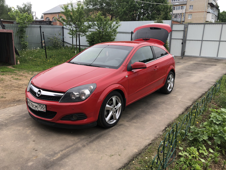 Opel Astra h GTC красная