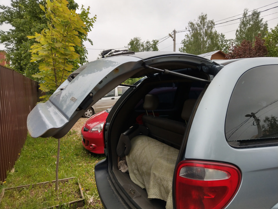 Заменил газупоры, а дверь так и не открывается — Dodge Caravan IV, 2,4 ...