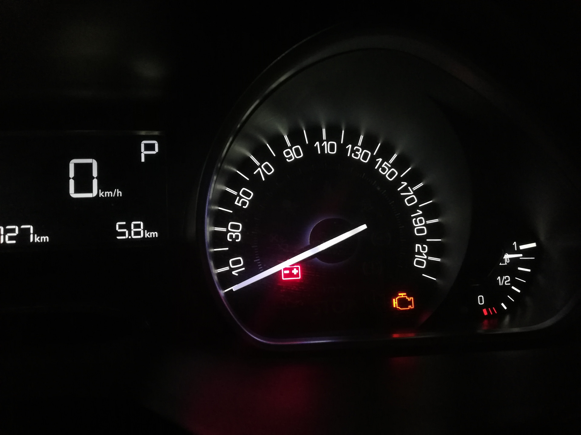 Ниссан полный бак. Полный бак акцент. Пежо 2008 показатель бензина. Peugeot 2008 контрольной лампой. Полный бак бензина в Лексусе.