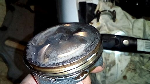 Стук юбки поршня вид. Выпрессовка поршневого пальца акцент. Износ поршня хонда 180. Поршневая вид сверху. Стучат пальцы в двигателе.