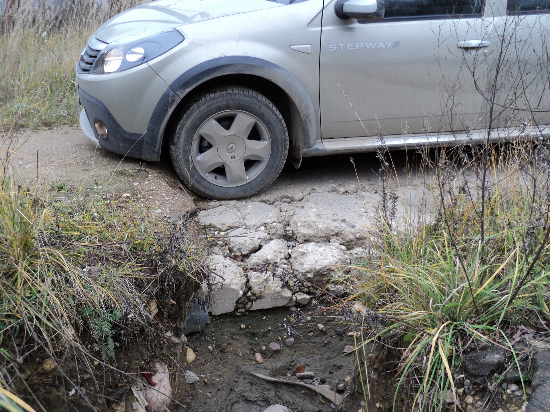 Тест на легком внедорожье — Renault Sandero 1G, 1,6 л, 2011 года | тест ...